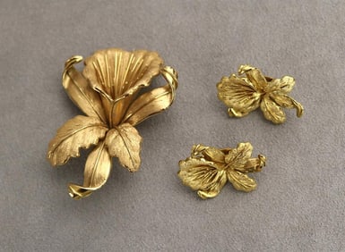 18K TEXTURED YELLOW GOLD ORCHID DESIGN PIN WITH PAIR MATCHING EARRINGS.