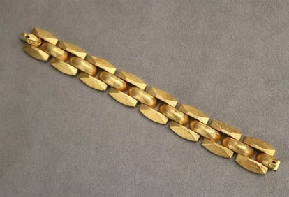 18K TEXTURED YELLOW GOLD GEOMETRIC LINK FLEXIBLE BRACELET.