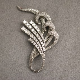 PLATINUM AND DIAMOND SCROLL AND SPRAY DESIGN PIN.