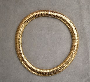 1940S 18K BRIGHT-POLISHED YELLOW GOLD RIBBED, FLEXIBLE CHOKER WITH CONCEALED TONGUE-AND-GROOVE