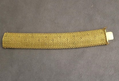 18K (750) TEXTURED AND BRIGHT-POLISHED YELLOW GOLD, ARCHED, WOVEN LINK FLEXIBLE STRAP BRACELET,