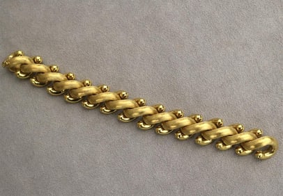 18K (750) TEXTURED AND BRIGHT-POLISHED YELLOW GOLD SAN MARCO LINK FLEXIBLE BRACELET.