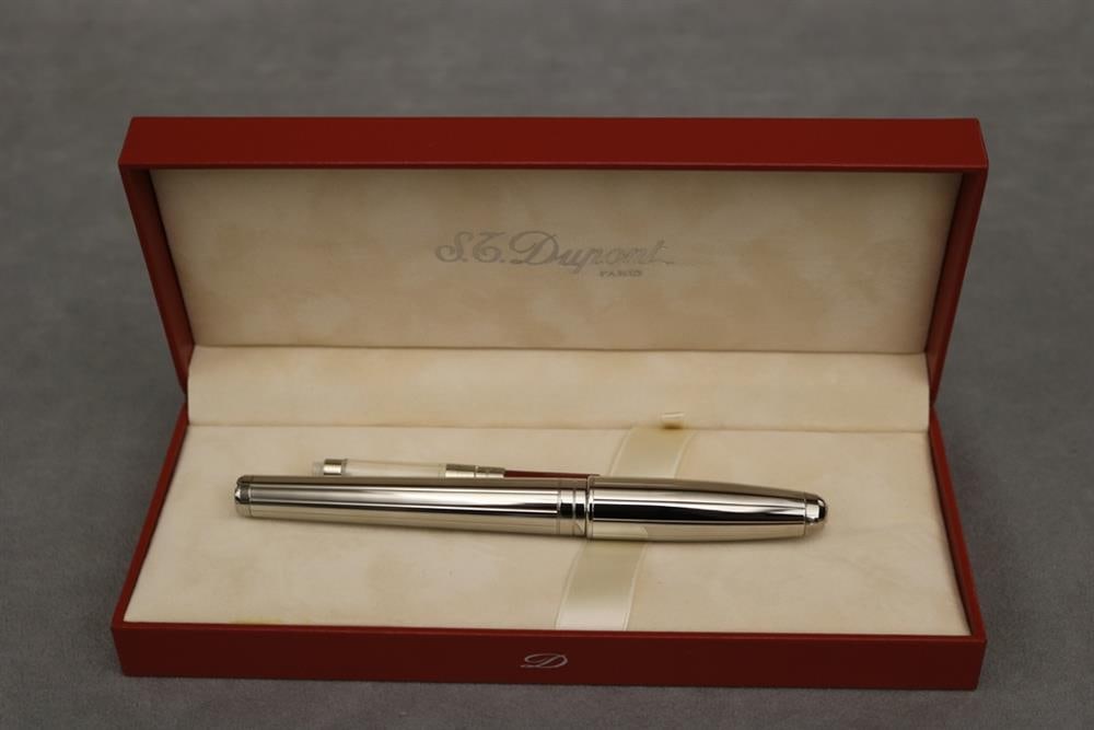 S.T. DUPONT "ORPHEO" FOUNTAIN PEN, Model 40118.: S.T. DUPONT "ORPHEO" FOUNTAIN PEN, Model 40118. Platinum finish. In red hinged-top box marked with logo and red protective cardboard sleeve.