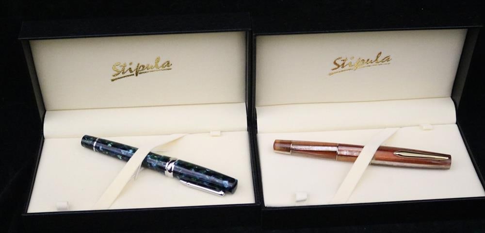 TWO STIPULA WRITING INSTRUMENTS: "DUETTO" COGNAC FOUNTAIN PEN AND "NOVECENTO" AQUAMARINE ROLLERBALL: TWO STIPULA WRITING INSTRUMENTS: "DUETTO" COGNAC FOUNTAIN PEN AND "NOVECENTO" AQUAMARINE ROLLERBALL PEN. Each in hinged-top inner box marked with logo and cardboard outer sleeve; accompanied by Stipul
