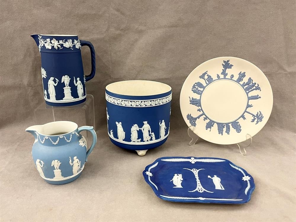 FIVE WEDGWOOD JASPERWARE PORCELAIN TABLE ITEMS, - Cache pot, D: 7 in. (1 of 17)