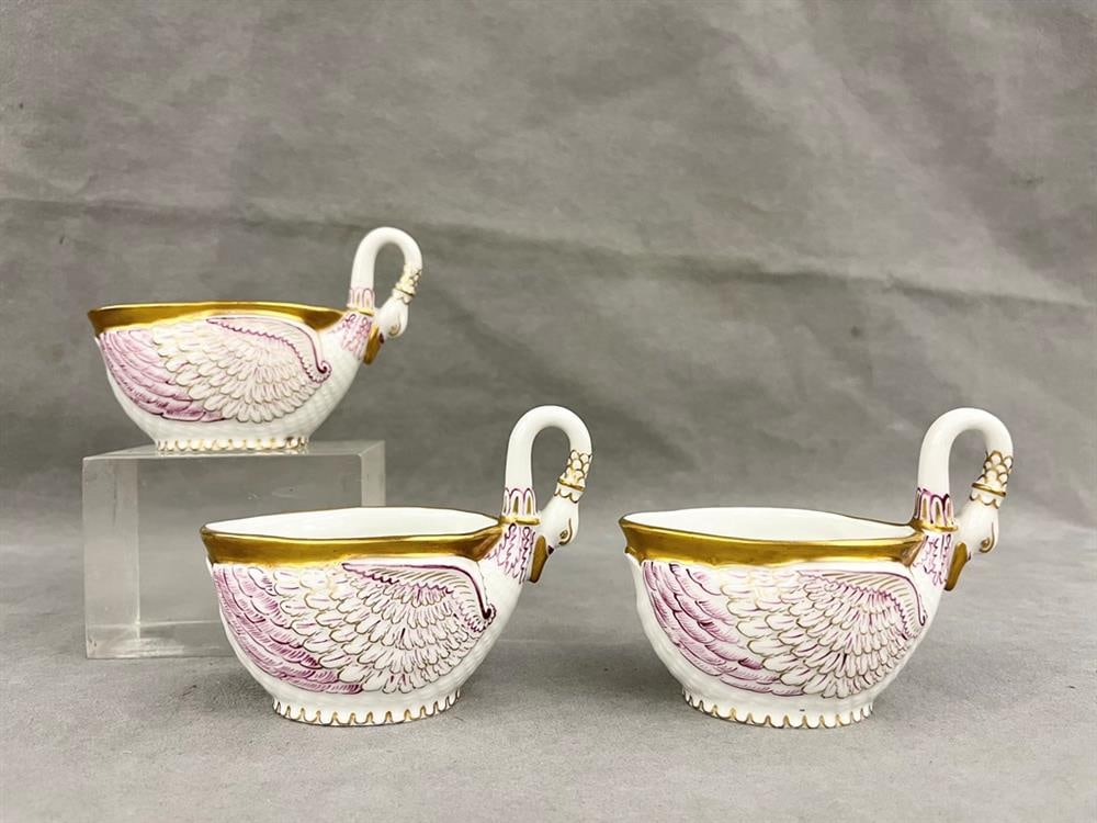 SET ELEVEN CONTINENTAL PAINTED PORCELAIN SWAN-FORM SOUP/CHOCOLATE CUPS, - L: 4 3/'4 in. (1 of 7)