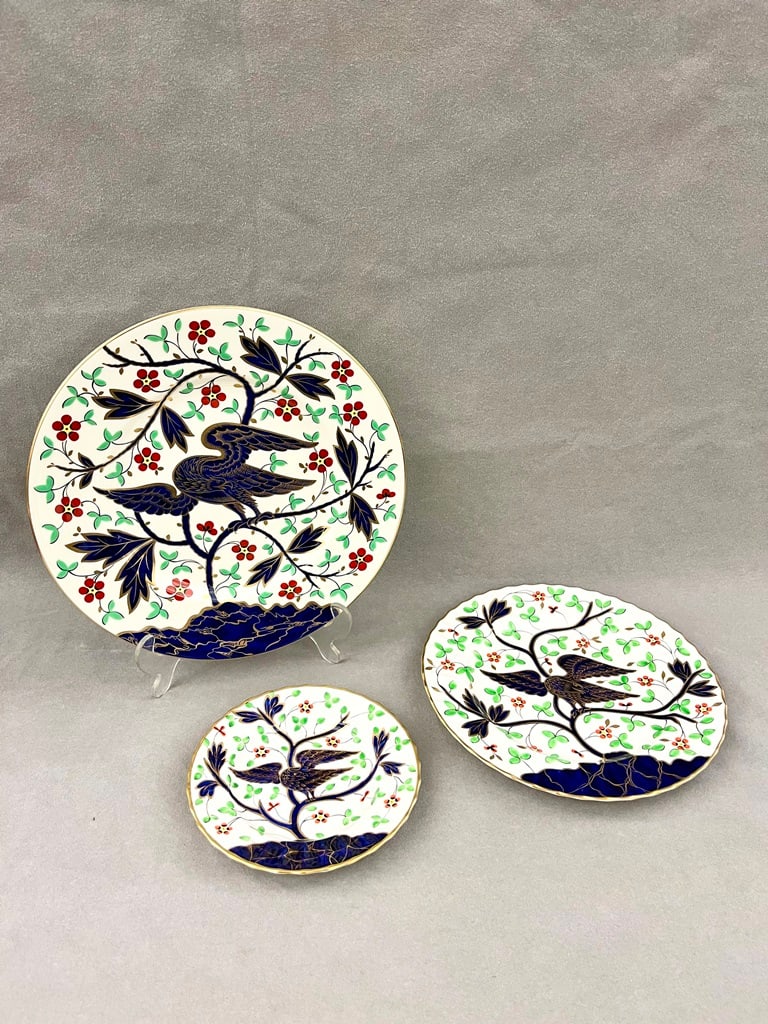 40-PIECE SERVICE ROYAL WORCESTER "INDEPENDENCE" FINE BONE CHINA TABLEWARE.: 40-PIECE SERVICE ROYAL WORCESTER "INDEPENDENCE" FINE BONE CHINA TABLEWARE. Including ten dinner plates with shaped edges, five dinner plates with plain edges. eight luncheon/salad/dessert plates, D: