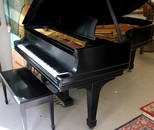 STEINWAY BLACK LACQUER GRAND PIANO WITH MATCHING BENCH. Serial no. 61055. - L: 7 ft. 6 in.