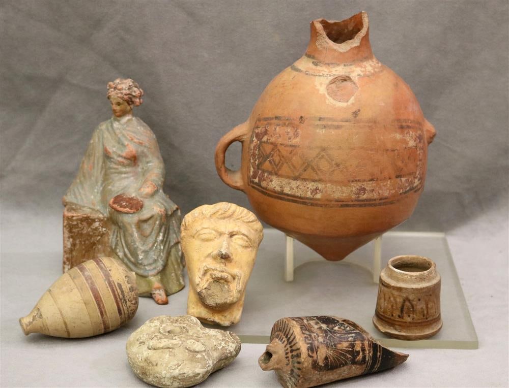 SEVEN ROMAN-GREEK ARTIFACTS OR FRAGMENTS. - Height (reddish clay pot): 9 inches (including base). (1 of 17)