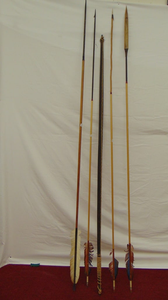 SET OF AMAZON TRIBAL BOW AND ARROWS, Mid-to-late 20th century. - Average lenght: 83 inches. (1 of 20)