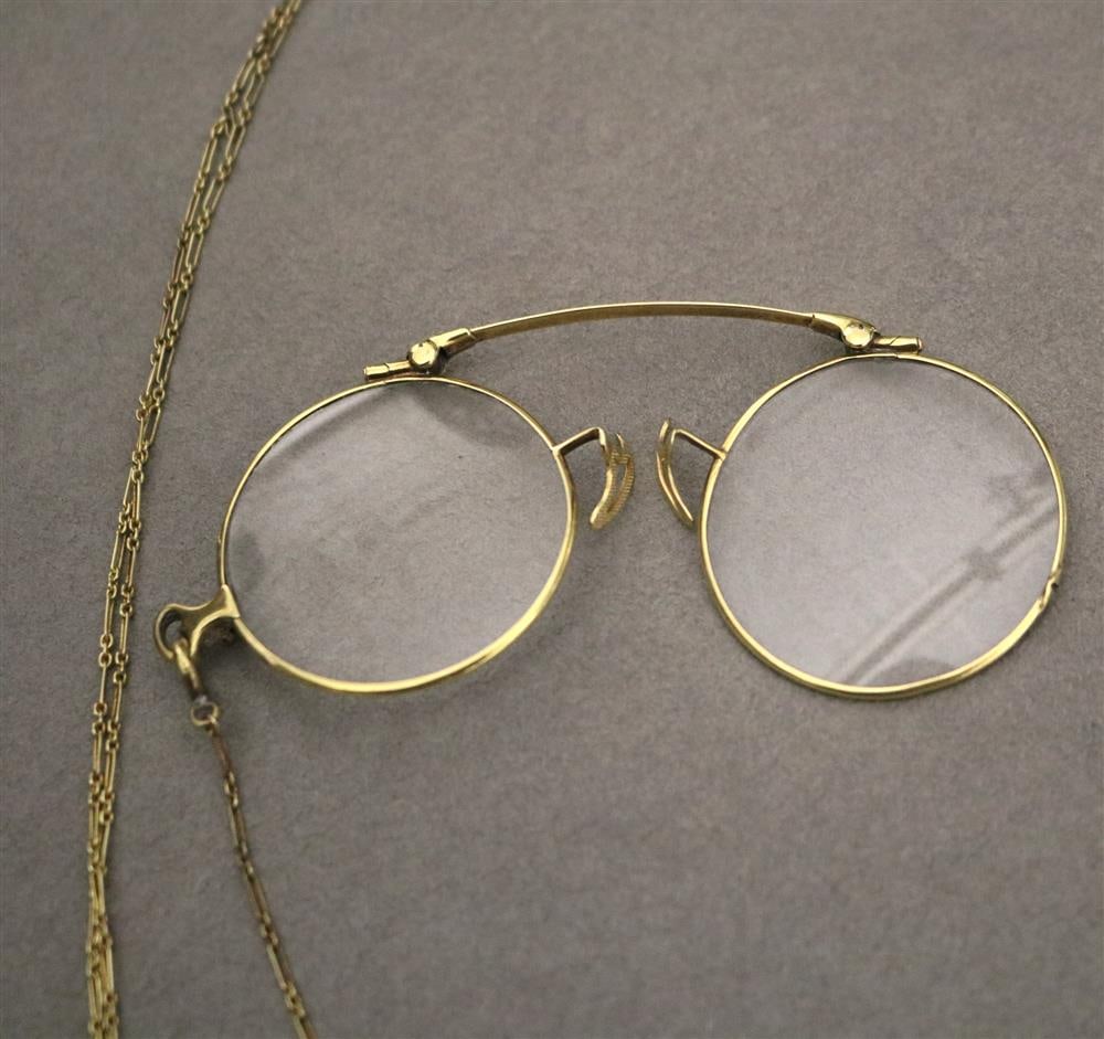 GENTLEMAN'S EDWARDIAN 14K YELLOW GOLD FRAMED PINCE-NEZ ON 14K YELLOW GOLD PENDANT CHAIN. (1 of 13)