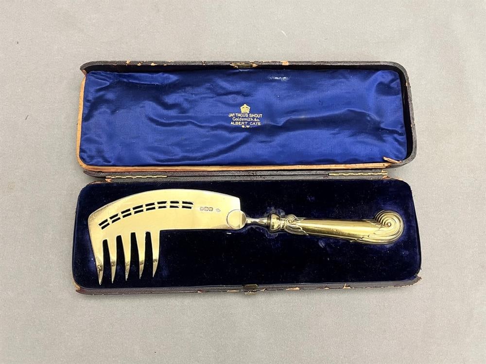 ENGLISH VERMEIL SILVER "OSLOW" PATTERN PISTOL HANDLE SERVING IMPLEMENT IN PRESENTATION BOX, 19th: ENGLISH VERMEIL SILVER "OSLOW" PATTERN PISTOL HANDLE SERVING IMPLEMENT IN PRESENTATION BOX, 19th century. Made in London, 1876, by W. Comyns & Sons. In satin and velvet lined box stamped Jas. Tacus St