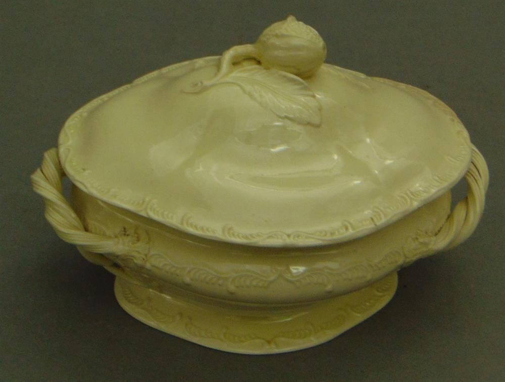18TH CENTURY ENGLISH CREAMWARE COVERED SERVING DISH. - H: 7". L: 10". (1 of 7)