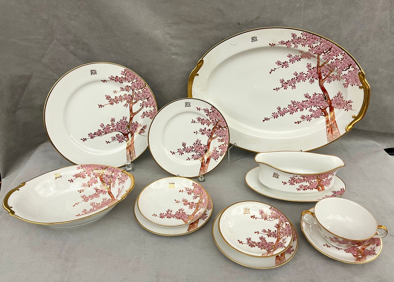 201 PIECE JAPANESE SEIKO HAND-PAINTED PINK AND GOLD CHERRY BLOSSOM DECORATED CHINA TABLEWARE. (1 of 20)