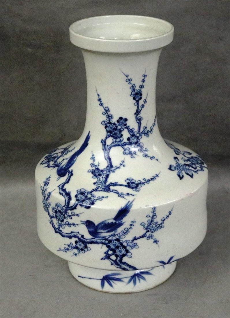 CHINESE BLUE AND WHITE PORCELAIN VASE. - H: 13 1/2 in.: CHINESE BLUE AND WHITE PORCELAIN VASE. Decoration of birds perched in flowering branches - H: 13 1/2 in.