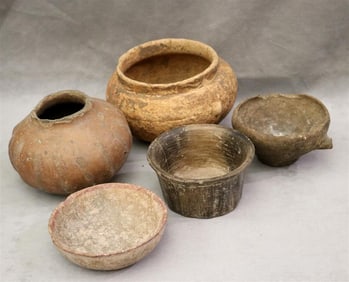 FIVE PRE-COLUMBIAN CLAY BOWLS. - Average height between 3 and 5 inches.