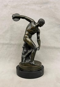 GRAND TOUR BRONZE SCULPTURE OF DISCUS THROWER, Early 20th century. - Height (including base): 11.5