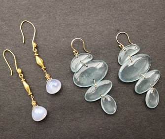PAIR 18K YELLOW GOLD AND BLUE AGATE WIRE-BACK DANGLE EARRINGS AND PAIR CONTEMPORARY BLUE GLASS
