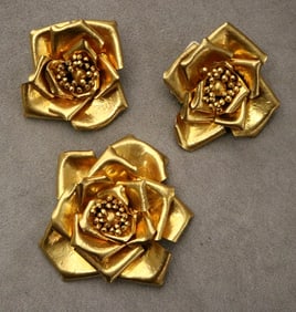 SIGNED VINTAGE FRENCH HERVE VAN DER STRAETEN GILT-METAL FLOWERHEAD PIN WITH PAIR MATCHING CLIP-BACK
