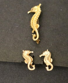 14K YELLOW GOLD SEAHORSE PIN WITH PAIR COORDINATING SEAHORSE EARRINGS.