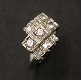 14K WHITE GOLD AND DIAMOND GEOMETRIC DESIGN RING.