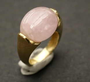SIGNED YVEL 18K (750) FLORENTINED YELLOW GOLD AND ROSE QUARTZ RING,