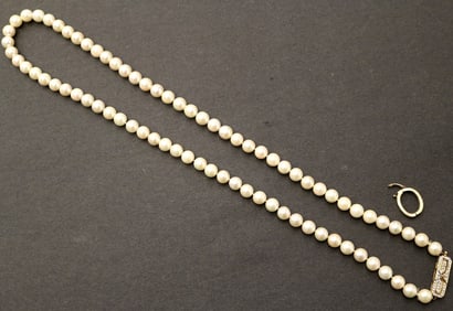 MATCHED CULTURED PEARL CHOKER WITH 14K (585) YELLOW GOLD AND DIAMOND CLASP.
