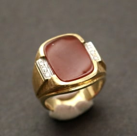 GENTLEMAN'S 14K YELLOW GOLD, CARNELIAN AND DIAMOND RING,