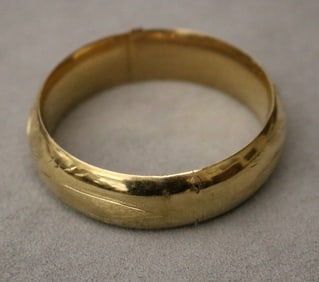 14K YELLOW GOLD HINGED CIRCULAR BANGLE BRACELET.