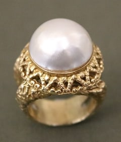 YELLOW GOLD AND MABE PEARL DOME RING. - Ring size 9 dwt. Gross wt. 15 dwt.