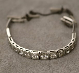 PLATINUM AND DIAMOND FLEXIBLE-LINK BRACELET. early 20th century. - L: 7 1/4". Gross wt: 6 dwt.