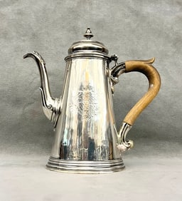 ENGLISH QUEEN ANNE SILVER COFFEE POT. Made London, 1723-24, by George Wickes. - H: 7 1/4". Wt: 16.6