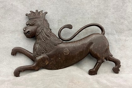 ANTIQUE IRON CROWNED LION ROYAL ARCHITECTURAL OR COACH MOUNT, possibly 16th century or earlier.