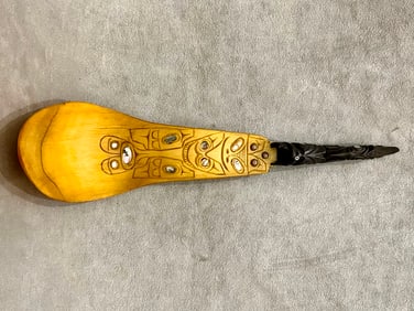 NATIVE AMERICAN NORTHWEST COAST CARVED AND INLAID HORN FEAST SPOON. - Height approximately: 14