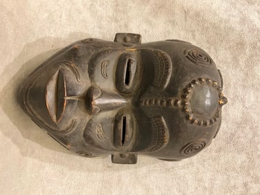 ANGOLAN CHOKWE TSCHOKWE PEOPLE FACE MASK. - Height approximately: 12 inches.