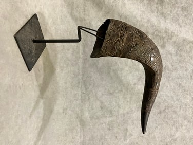 CAMEROONEAN BAMUM KINGDOM CEREMONIAL DRIKING HORN. - Height approximately: 10.5 inches.