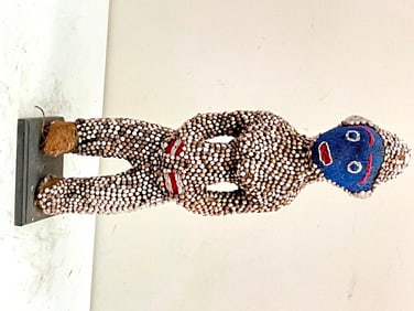 CAMEROONIAN BAMILEKE BEADED FIGURE. - Height: 25 inches.