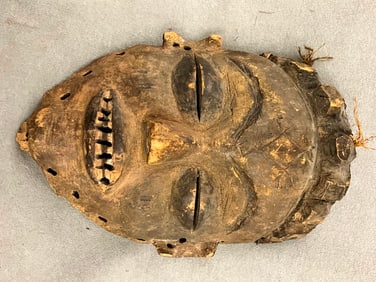 CONGOLESE WOYO PEOPLE NDUNGA MASK. - Height: 9 inches.