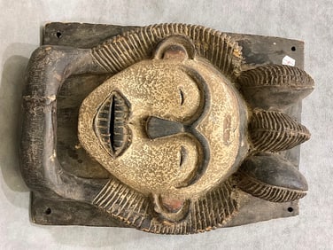 GABONESE PUNU BAPUNU PEOPLE WOODEN SHIELD. - Height approximately: 16 inches.