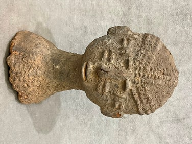 NIGER TERRACOTTA BURA FUNERARY VESSEL TOP HEAD. - Height approximately: 9.5 inches.