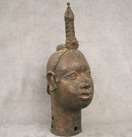 NIGERIAN BENIN BRONZE HEAD OF A CROWNED IFE ONI KING. - Height: 21.5 inches.