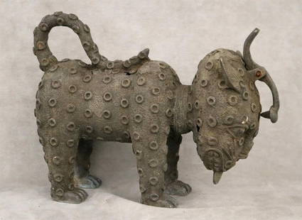 NIGERIAN BENIN LEOPARD PANTHER RELIQUARY URN. - Height: 8.5 inches.: NIGERIAN BENIN LEOPARD PANTHER RELIQUARY URN. Patinated medium sized bronze of a panther or Leopard. The handle on the animal's head suggest it may be an urn. - Height: 8.5 inches.
