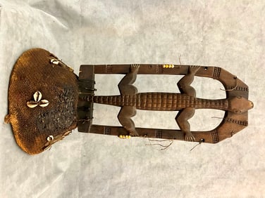 NIGERIAN STYLIZED LIZARD OR CROCODILE FIGURE MOUNTED ON A STRAW-DECORATED BASE. - Height:.