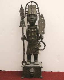 NIGERIAN BENIN WARRIOR CHIEF OBA BRONZE/ Height:. 33 inches.