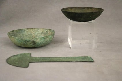 CONTINENTAL PAIR OF PATINATED ANCIENT-TYPE COOPER BOWLS, - Diameter: 5 to 6 inches.