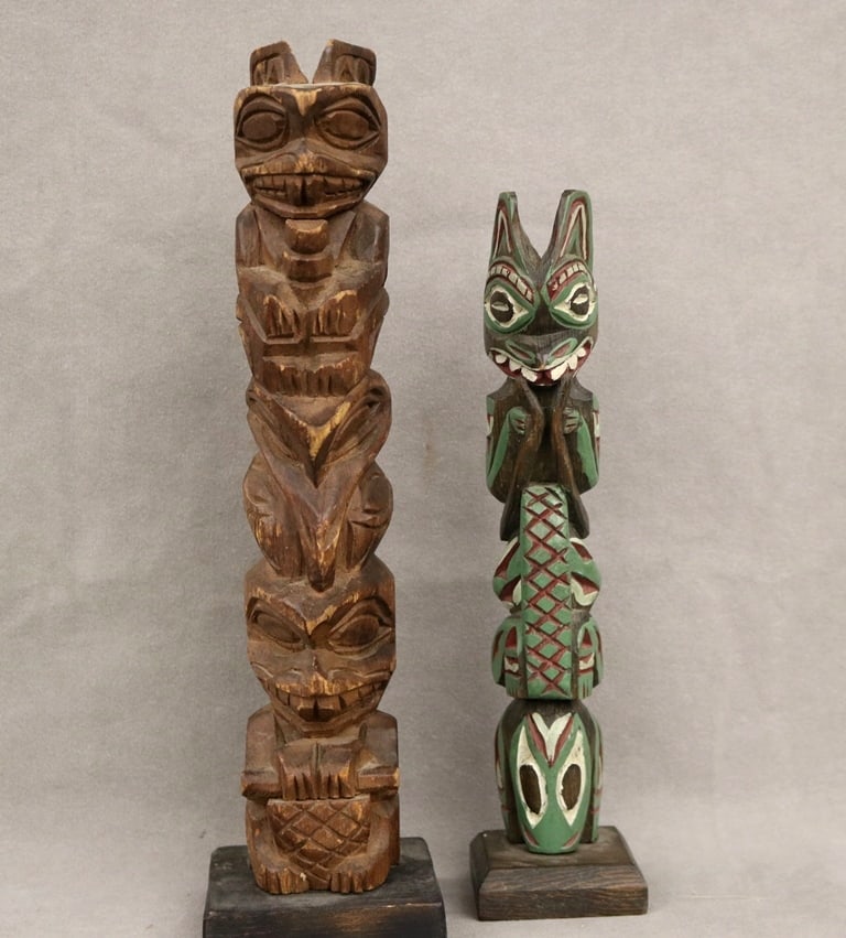 AMERICAN DITIDAHT CARVER JOHN T. WILLIAMS TOTEM POLE. - Height: 13.75 inches (signed by Williams). (1 of 20)