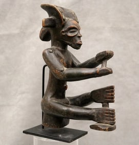 ANGOLAN CHOKWE COMMEMORATIVE FIGURE OF A CHIEF, - Height: 11 inches (including base).