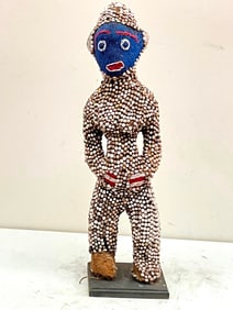 CAMEROONIAN BAMILEKE BEADED FIGURE. - Height: 25 inches.