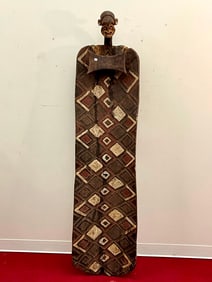 CAMEROONIAN BAMILEKE DECORATED WOODEN BED. - Length approximately: 73 inches.