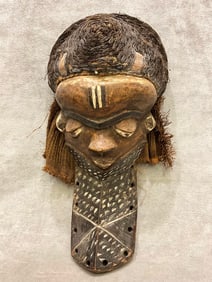 CONGOLESE KIWOYO MASK OF THE PENDE. - Height: 14 inches.
